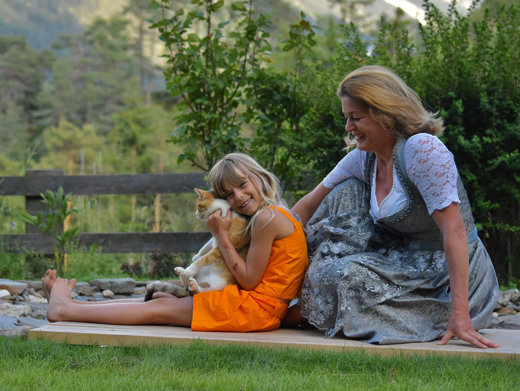 Gastgeber & Hof - Frau mit Kind & Katze im Grünen - Ciasa Pedagà