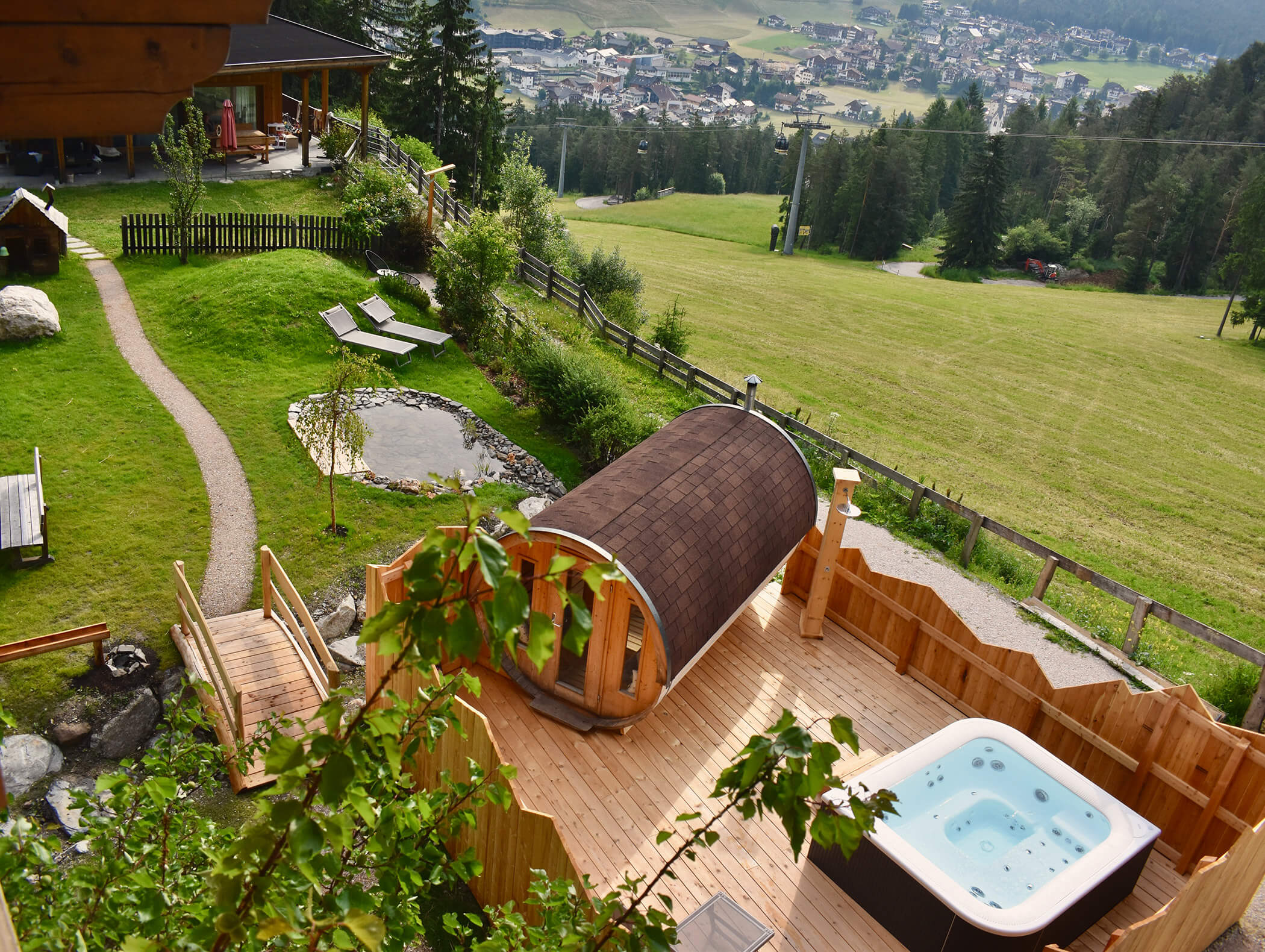 Ansicht von oben - Whirlpool & Sauna im Sommer - Ciasa Pedagà