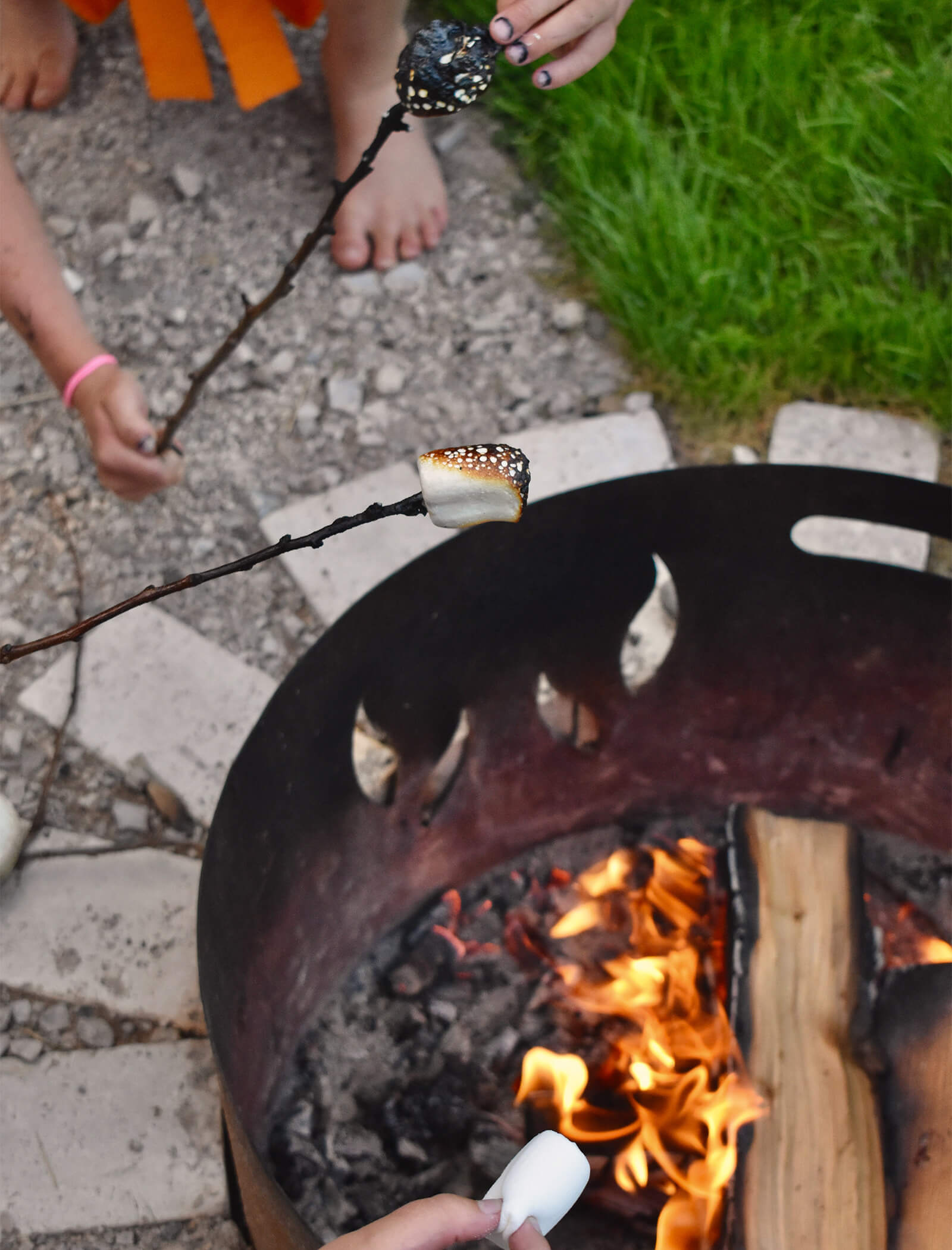 Detailaufnahme - Feuerschale mit Marshmallows - Ciasa Pedagà